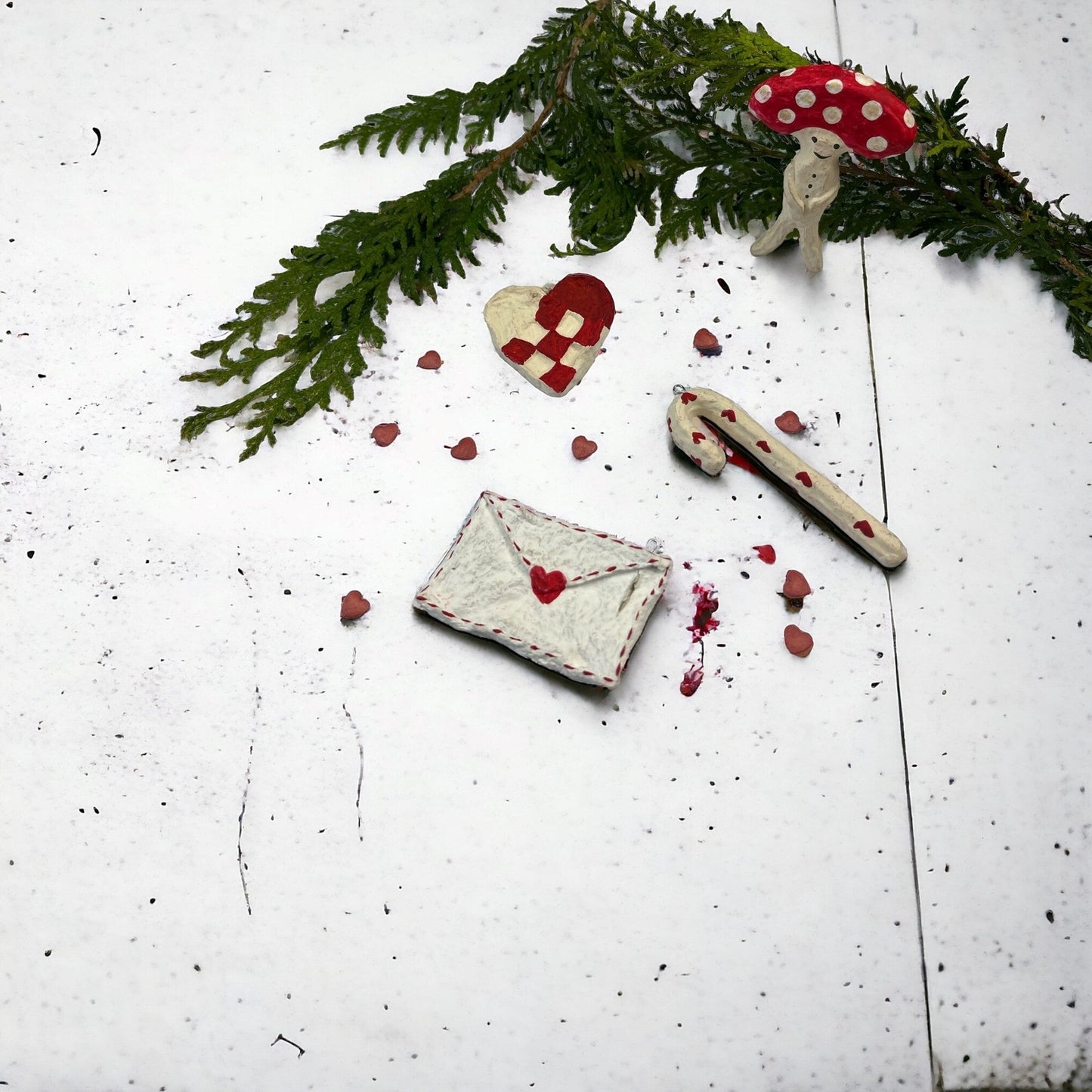 XO Handcraft dansk håndlavet julepynt ornament ophæng flethjerte slikstok svamp papmache rød hvid genbrug bionedbrydelig