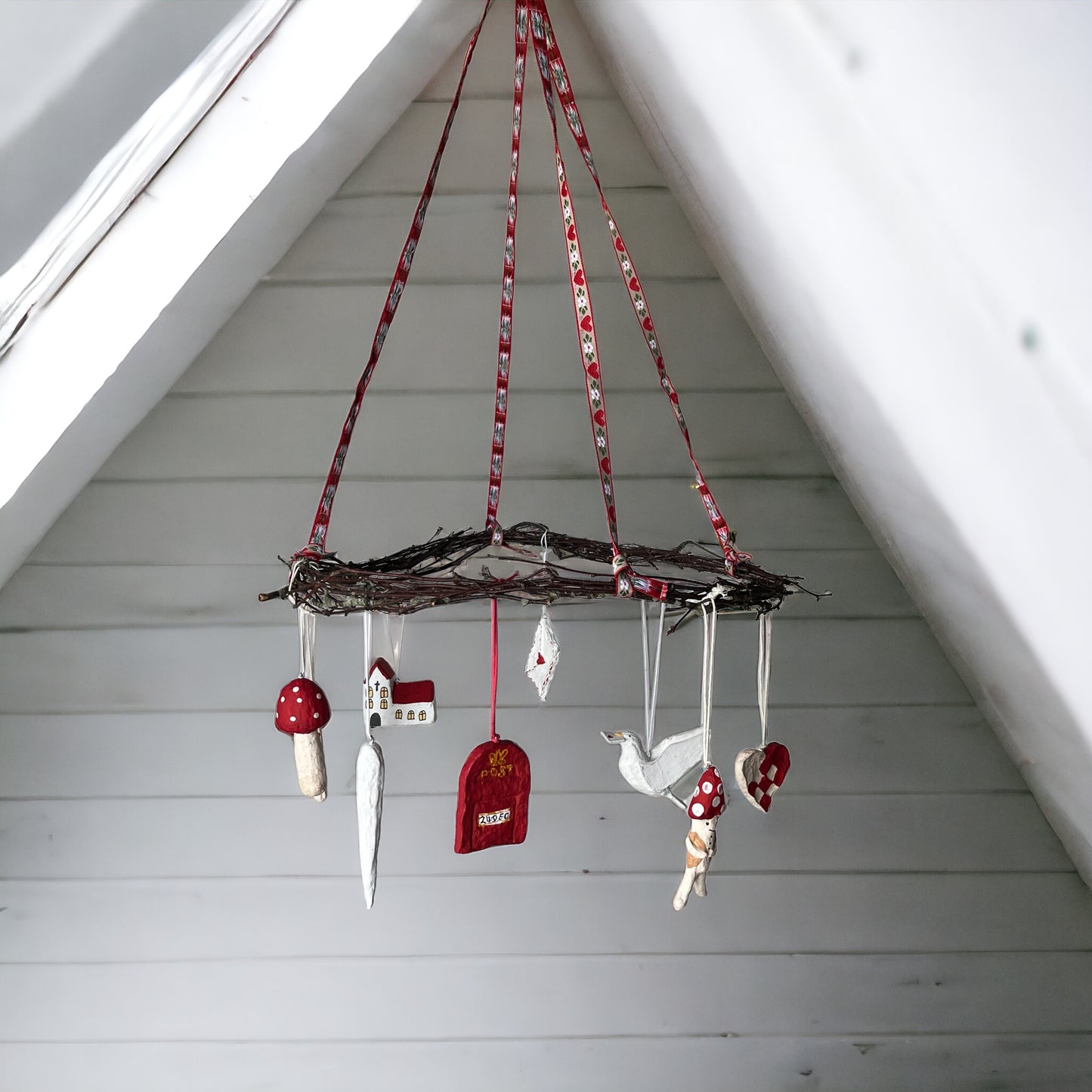 Håndlavet due med brev – hvid ophængsfigur