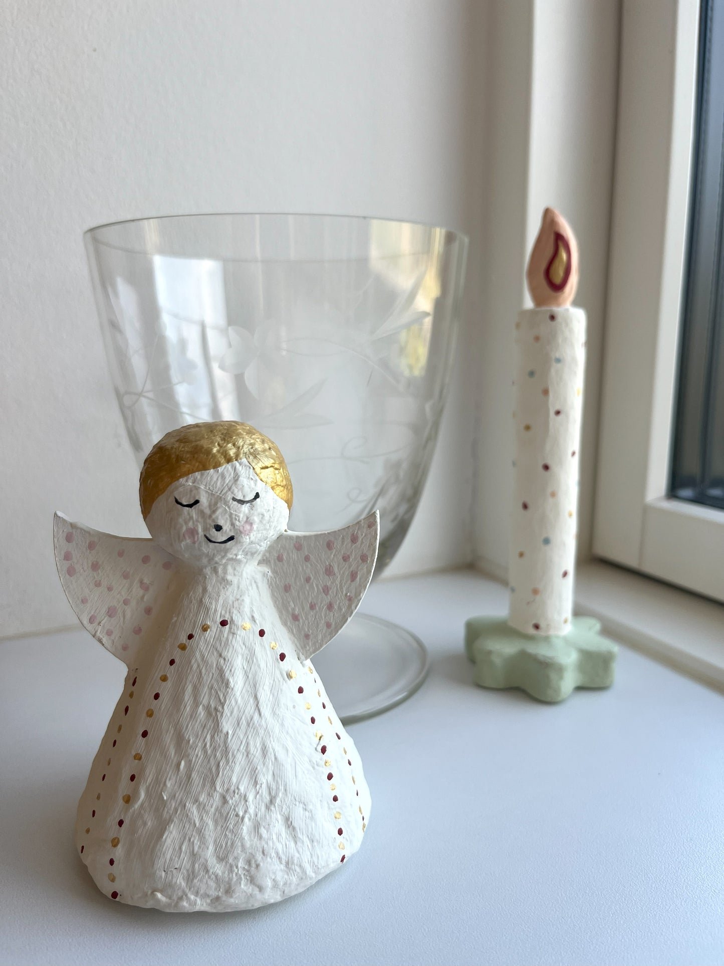 Hvid håndlavet engel med guldhår – juleophæng i genbrugspapir