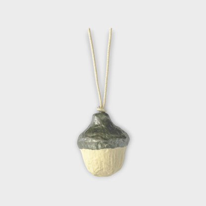 XO Handcraft dansk håndlavet julepynt ornament ophæng agern guld papmache genbrug bionedbrydelig