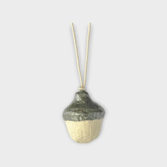 XO Handcraft dansk håndlavet julepynt ornament ophæng agern guld papmache genbrug bionedbrydelig