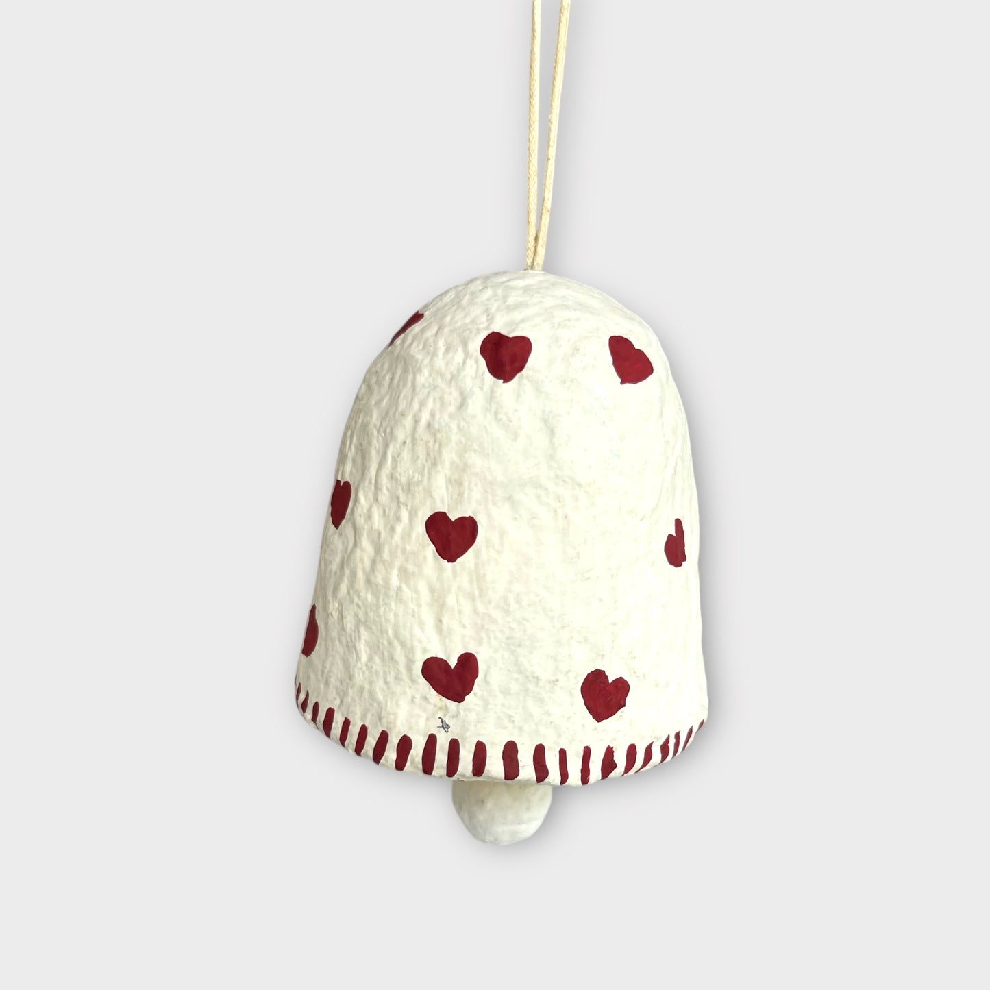 Håndlavet klokke med hjerter – dekorativt juleophæng