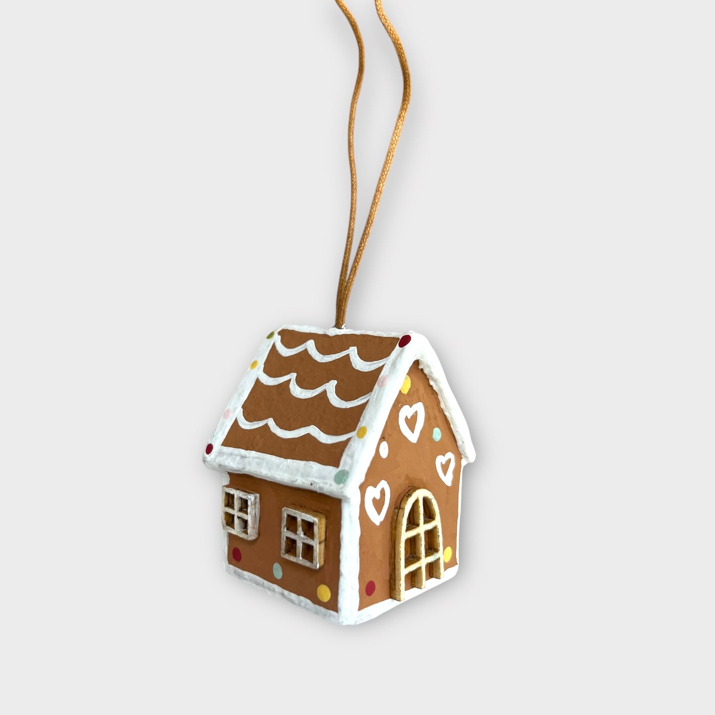 Håndlavet honningkagehus – juleophæng med farvede slikknapper