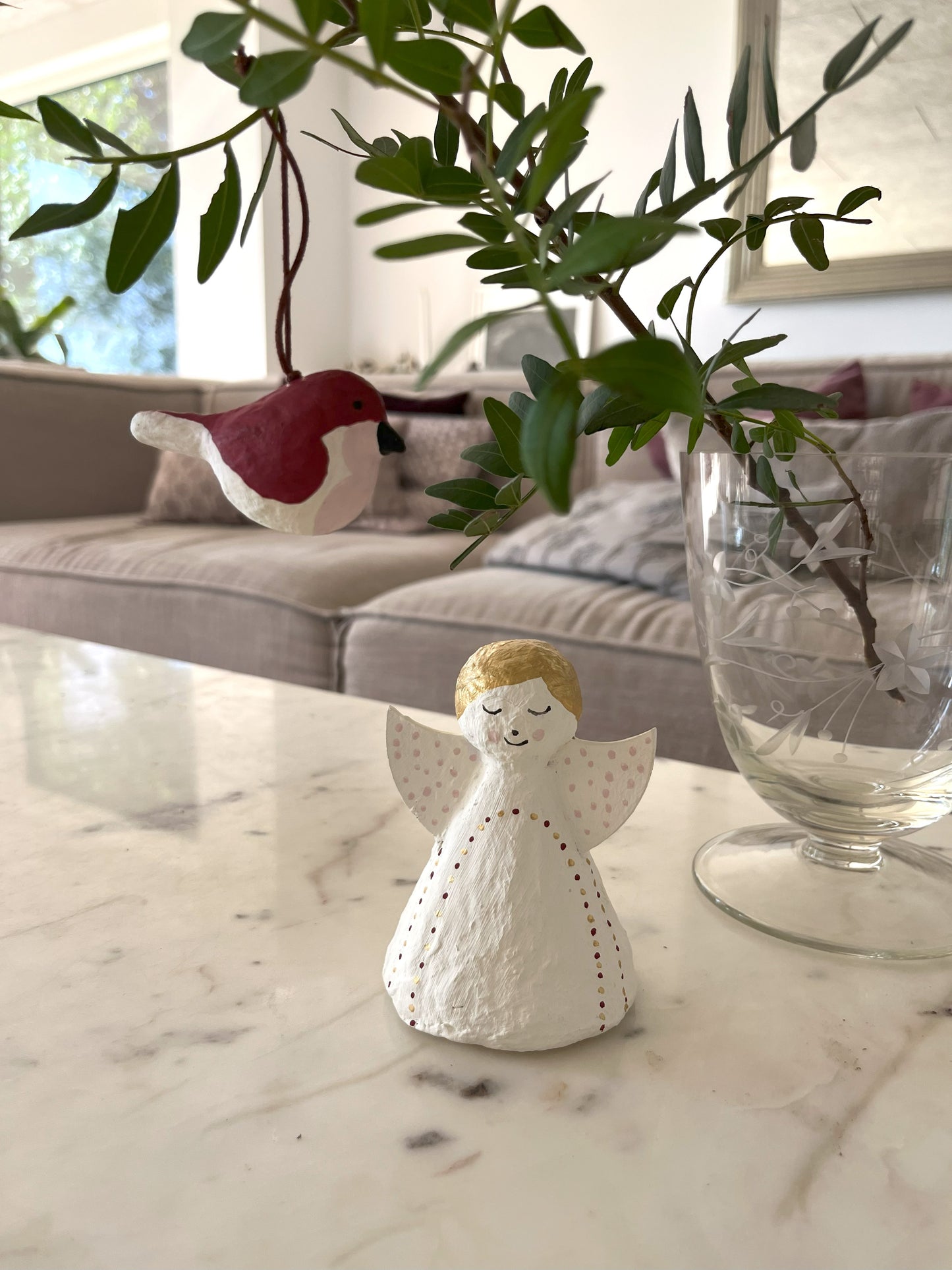 Hvid håndlavet engel med guldhår – juleophæng i genbrugspapir