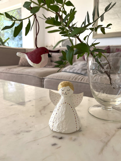 Hvid håndlavet engel med guldhår – juleophæng i genbrugspapir
