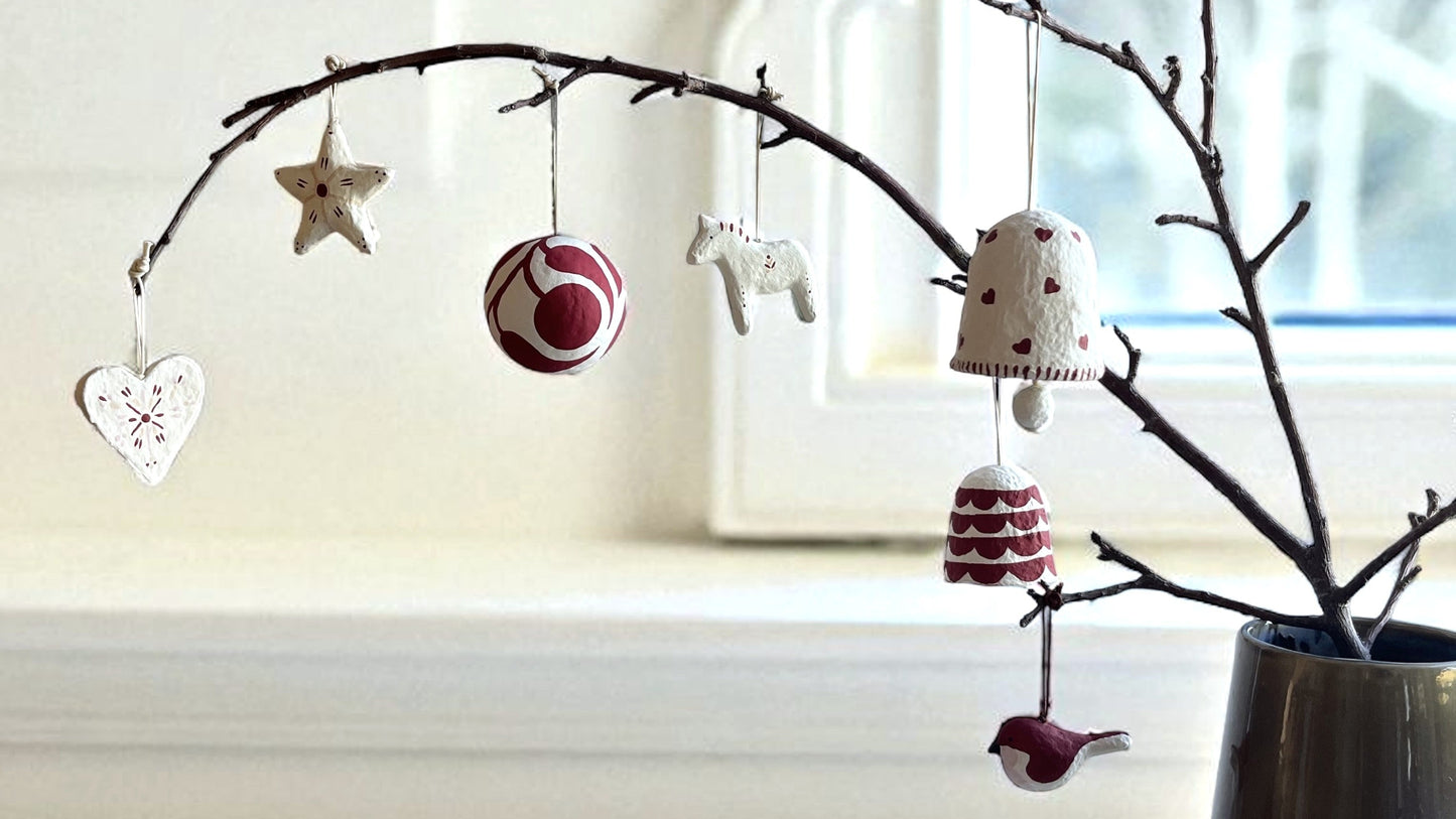 Håndlavet klokke med hjerter – dekorativt juleophæng