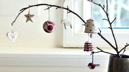 Håndlavet klokke med hjerter – dekorativt juleophæng