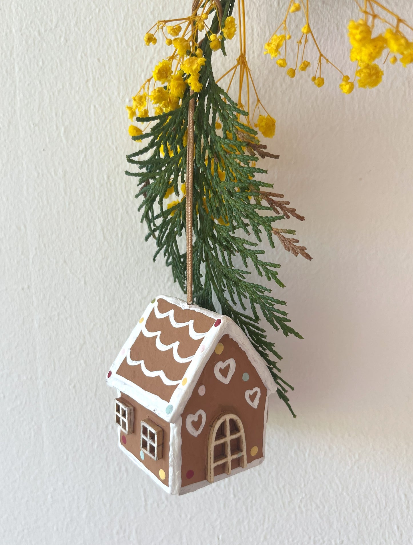 Håndlavet honningkagehus – juleophæng med farvede slikknapper