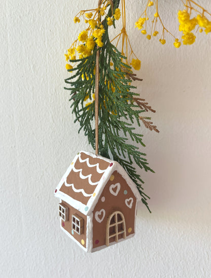 Håndlavet honningkagehus – juleophæng med farvede slikknapper