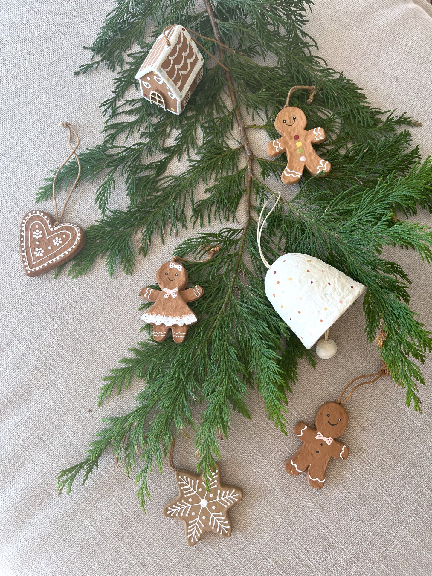 Honningkagepar – håndlavet juleophæng af genbrugspapir