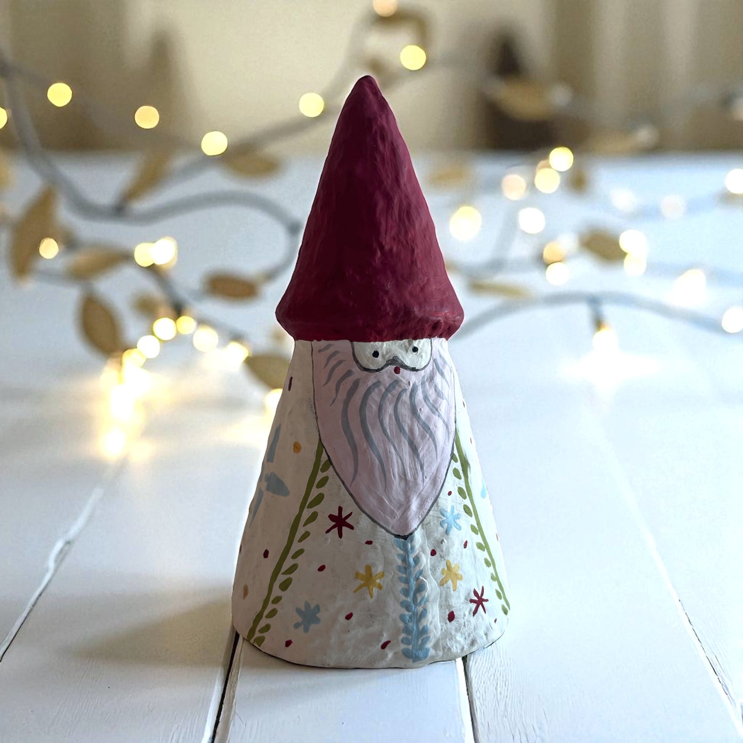 Håndlavet julenisse med rød hat – dekorativ julefigur